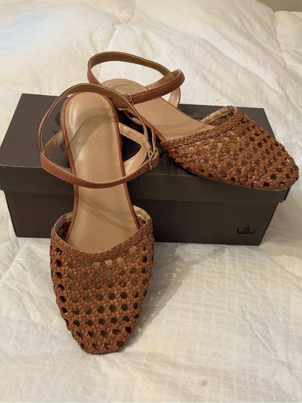 New in Box Crown Vintage woven sandals size 8.5 Tan